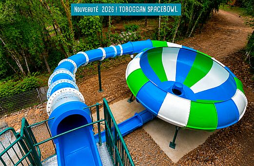 Neue blau-gr�ne Spacebowl-Rutsche auf dem Campingplatz VAGUES OCEANES Paille Basse in Souillac (46).