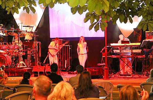 Live-Band spielt auf der B�hne, Animation auf dem Campingplatz VAGUES OCEANES Paille Basse in Souillac (46).