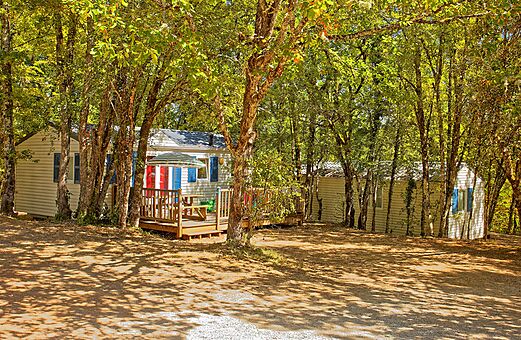 Schattiges Mobilheim mit Holzterrasse auf dem Campingplatz VAGUES OCEANES Paille Basse.