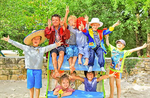 Fr�hliche Kinder bei Animation auf dem Spielplatz des Campingplatzes VAGUES OCEANES Paille Basse in Souillac (46).