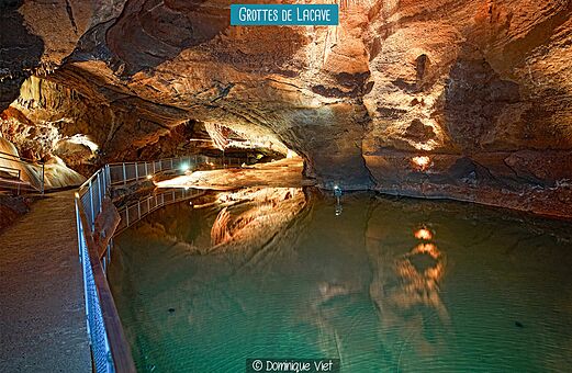 Inneres der Grotten von Lacave mit unterirdischem See und Weg, Lot.