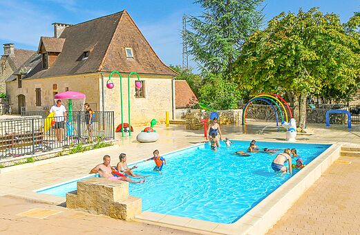 Au�enpool und Wasserspiele f�r Kinder auf Camping VAGUES OCEANES Paille Basse in Souillac (46).