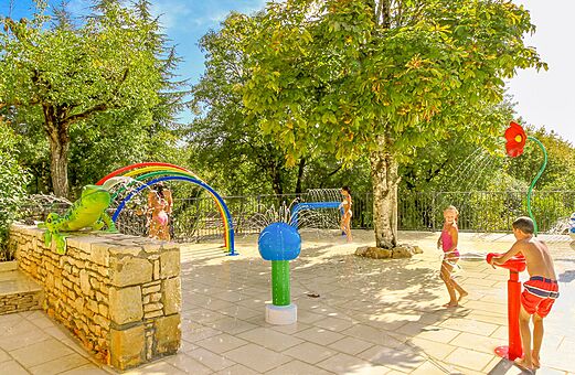 Wasserspiele f�r Kinder auf dem Campingplatz VAGUES OCEANES Paille Basse in Souillac (46).