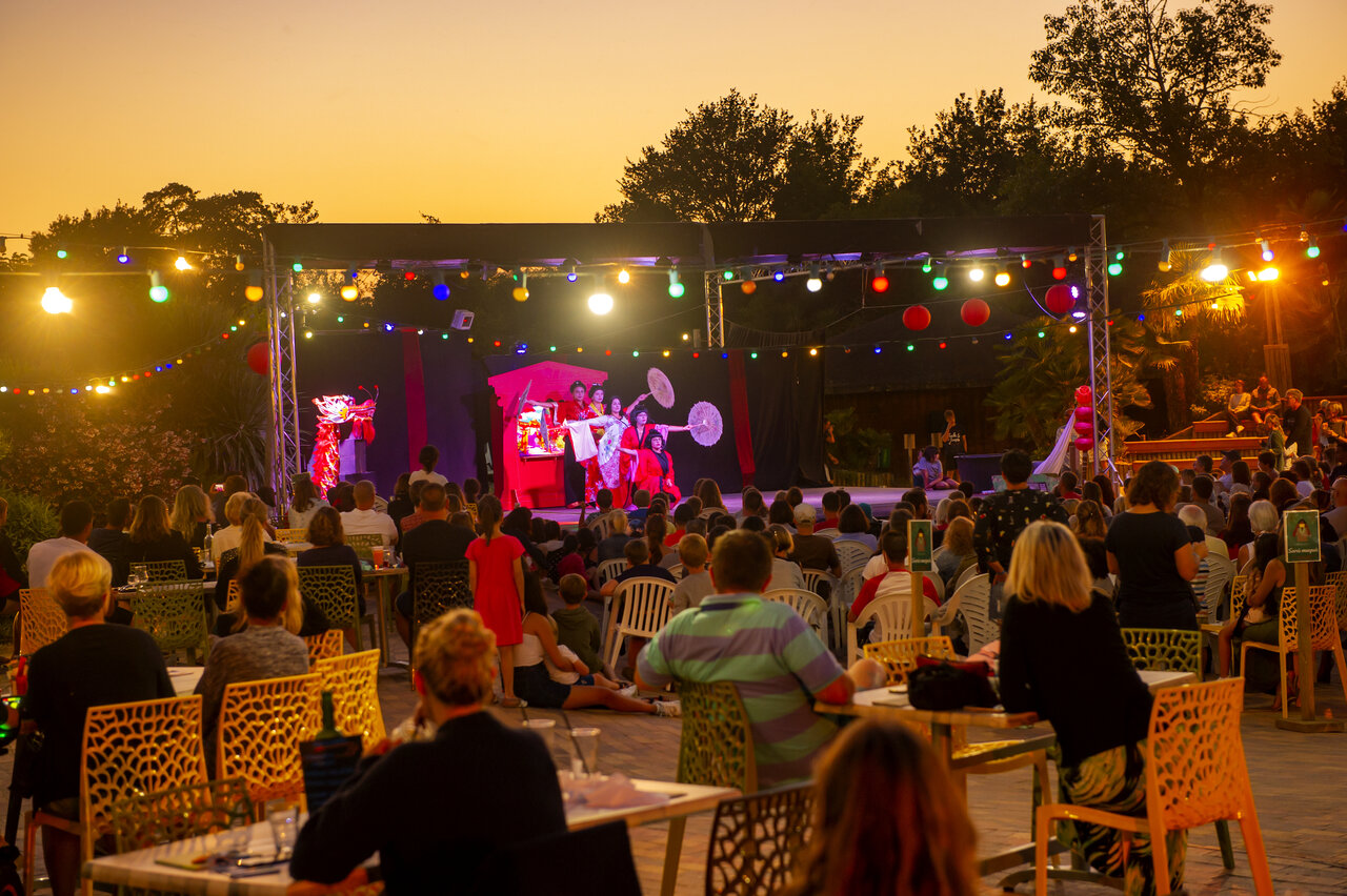 Evening Asian dance show for holidaymakers at CAPFUN Paillotte campsite in AZUR (40).