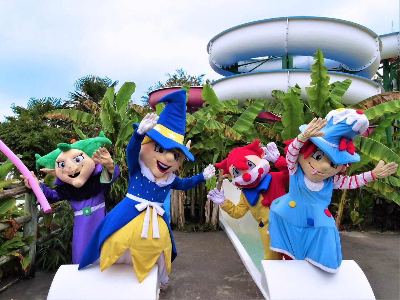 Colorful mascots and water slides at CAPFUN Paillotte campsite in AZUR (40).
