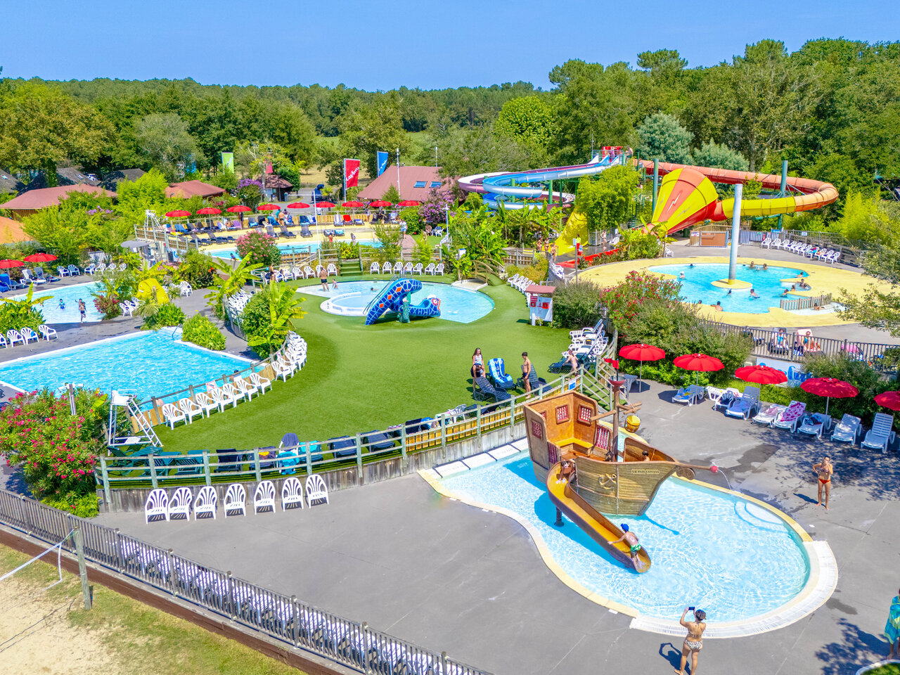 Schwimmb�der, Wasserrutschen, Wasserspiele auf dem Campingplatz CAPFUN Paillotte in AZUR (40).
