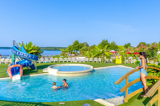Außenpool mit Wasserrutsche und Planschbecken auf dem Campingplatz CAPFUN Paillotte in AZUR (40).