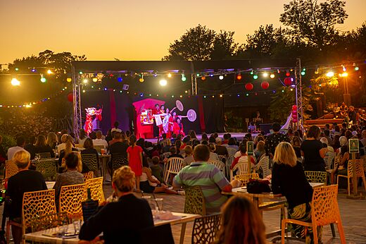 Avondshow met dansers en publiek op camping CAPFUN Paillotte in AZUR (40).