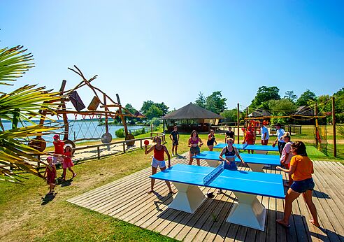 Tischtennisplatten und Spielbereich auf Camping CAPFUN Paillotte in AZUR (40).