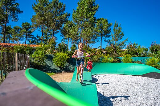 Kinder spielen auf der Rollerbahn auf dem Campingplatz CAPFUN Paillotte in AZUR (40).
