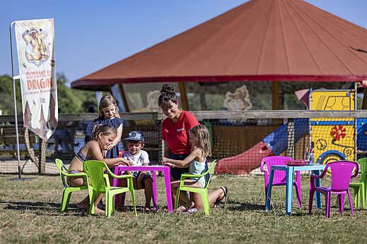 Kinderaktivität mit Animateurin im Club, auf dem Campingplatz CAPFUN Paillotte in AZUR (40).