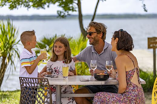 Familie isst im Restaurant des Camping CAPFUN Paillotte in AZUR (40).