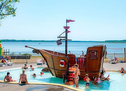 Wasserspielplatz mit Piratenschiff und Pool auf dem Campingplatz CAPFUN Paillotte in AZUR (40).