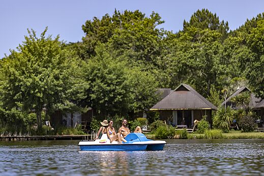 Tretboot mit drei Personen auf dem See am Campingplatz CAPFUN Paillotte in AZUR (40).