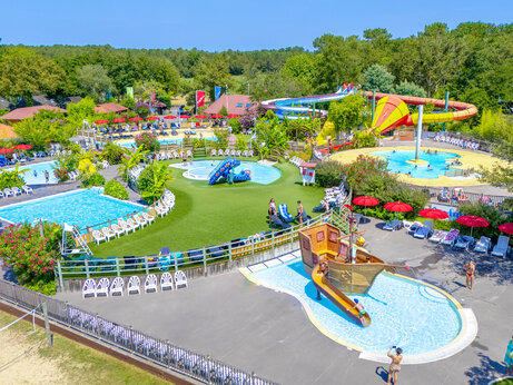 Schwimmbäder, Wasserrutschen, Wasserspiele auf dem Campingplatz CAPFUN Paillotte in AZUR (40).