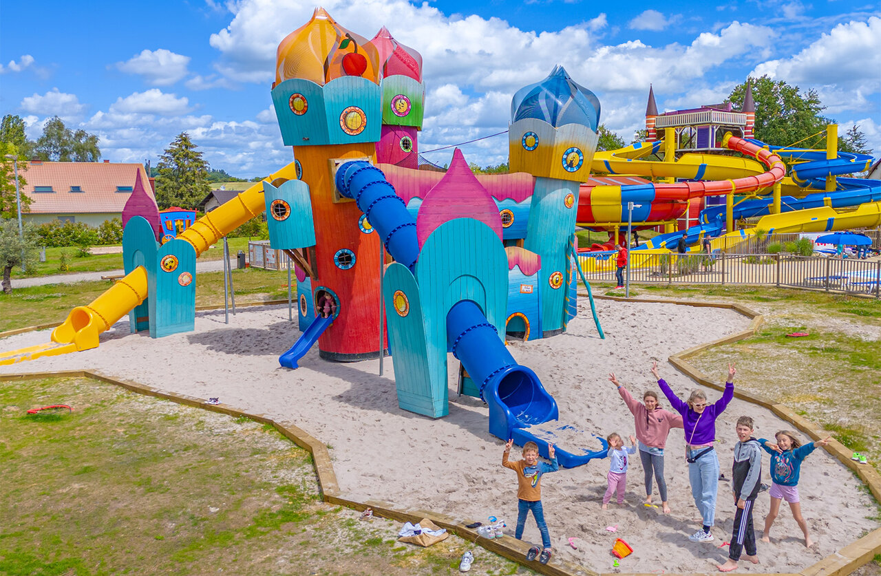 Gro�er Spielplatz und Wasserpark auf dem Campingplatz CAPFUN Palais de Gaufrette in R�mering les Puttelange (57).