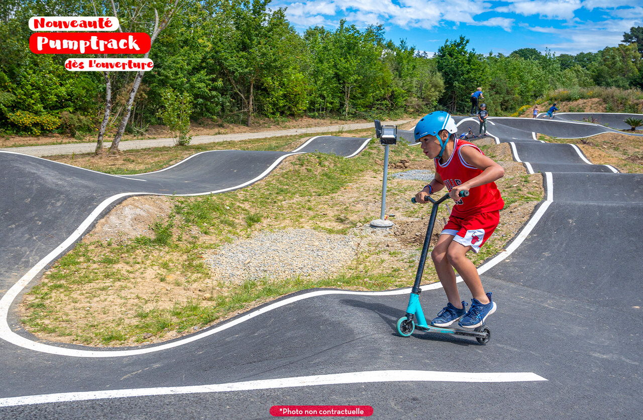 Moderner Pumptrack mit Kind auf Roller auf dem Campingplatz CAPFUN Palais de Gaufrette in R�mering les Puttelange (57).