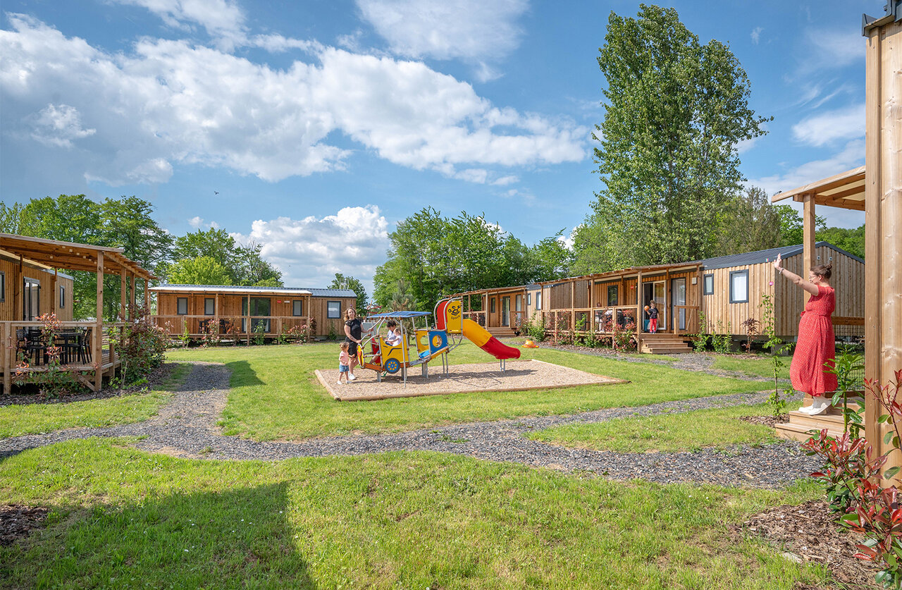 Holz-Mobilheime und Kinderspielplatz auf dem Campingplatz CAPFUN Palais de Gaufrette.