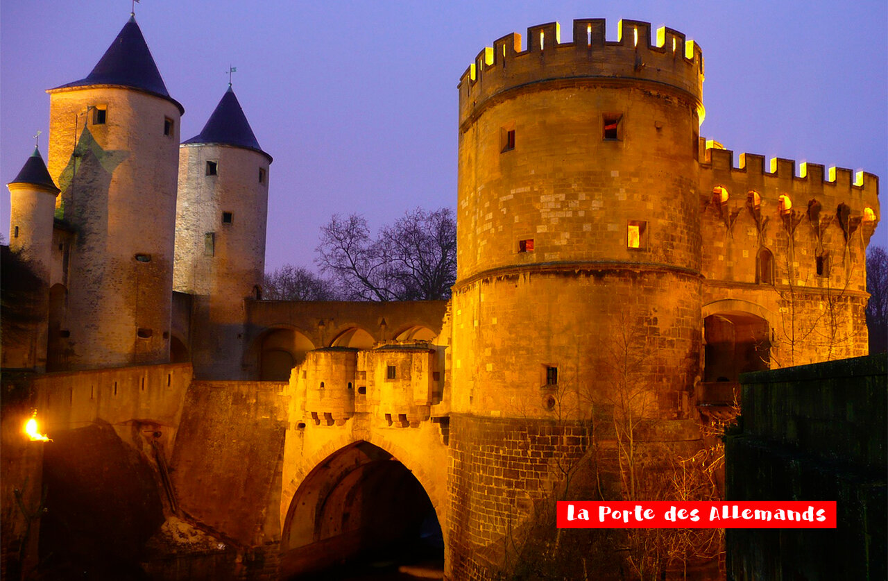 Beleuchtete Porte des Allemands in Metz, historisches Denkmal in Lothringen zu besuchen.