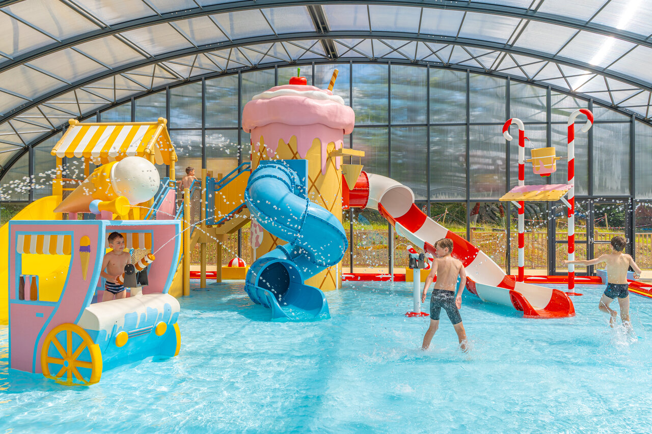 Hallenbad mit Rutschen und Wasserspielen auf dem Campingplatz CAPFUN Palais de Gaufrette in R�mering les Puttelange (57).