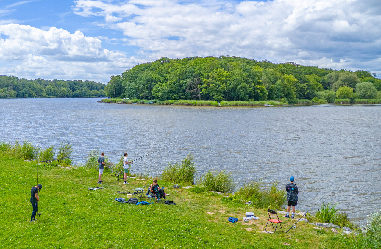 Angler am See auf dem Campingplatz CAPFUN Palais de Gaufrette in R�mering les Puttelange (57).