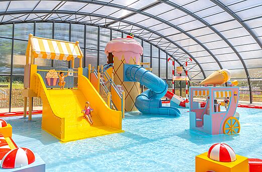 Overdekt zwembad met glijbanen en waterspellen op camping CAPFUN Palais de Gaufrette in R�mering les Puttelange (57).