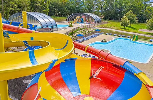 Gigantische waterglijbanen en buitenzwembaden op camping CAPFUN Palais de Gaufrette in R�mering.