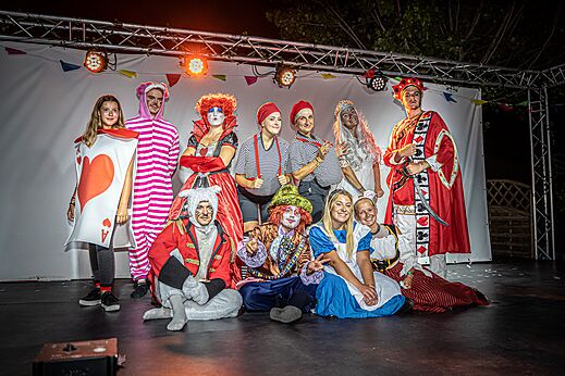 Verklede animatieshow op het podium op camping CAPFUN Palais de Gaufrette in R�mering les Puttelange (57).