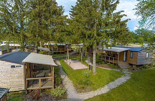 Houten Mobil-homes, terrassen, speeltuin, camping CAPFUN Palais de Gaufrette.