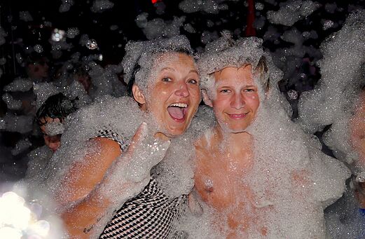 Feestelijke schuimanimatie met volwassenen en tieners op camping CAPFUN Palais de Gaufrette in R�mering les Puttelange (57).