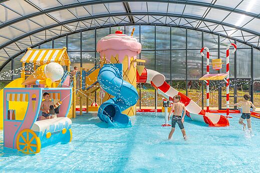 Overdekte waterspeeltuin met glijbanen op camping CAPFUN Palais de Gaufrette in R�mering les Puttelange (57).