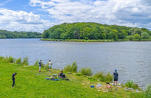 Vissen aan het meer op camping CAPFUN Palais de Gaufrette in R�mering les Puttelange (57).
