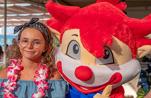 Mascotte en lachend kind op camping CAPFUN Palais de Gaufrette (57).