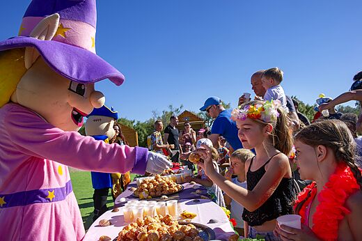 Mascotte deelt chouquettes uit, animatie op camping CAPFUN Palais de Gaufrette in R�mering les Puttelange (57).