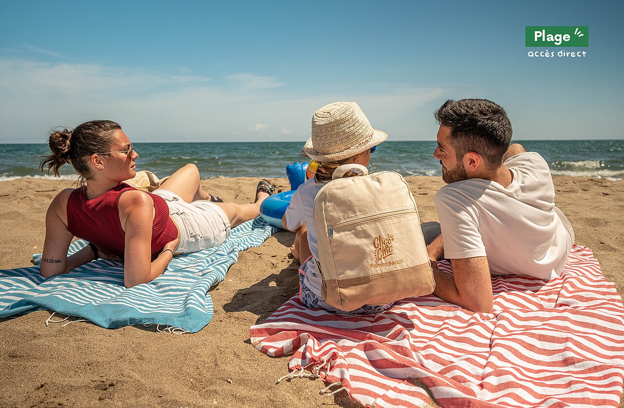 Feiner Sandstrand, Familie entspannt auf dem Campingplatz CLICOCHIC Palmira Beach.