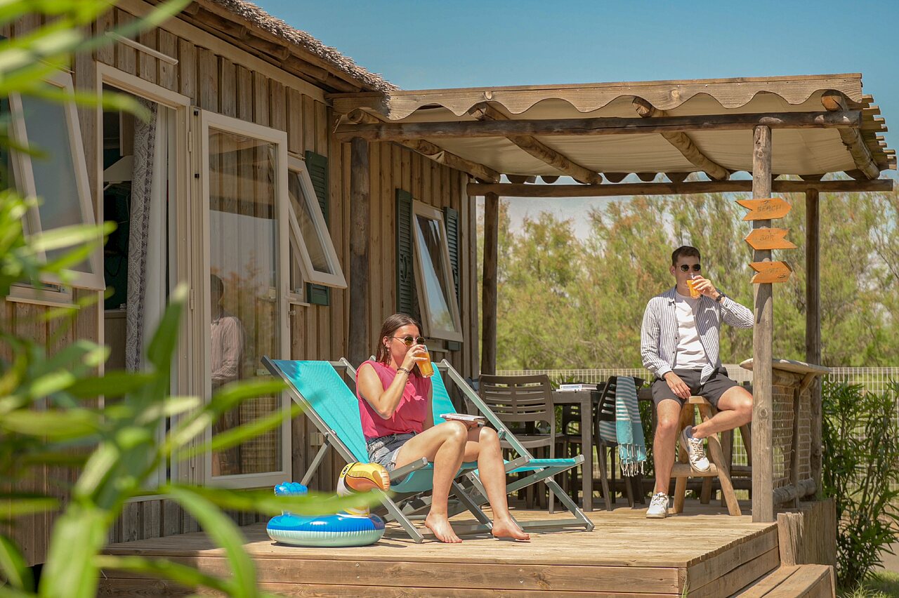 Mobilheim Holzterrasse, auf dem Campingplatz CLICOCHIC Palmira Beach in Vendres-Plage (34).