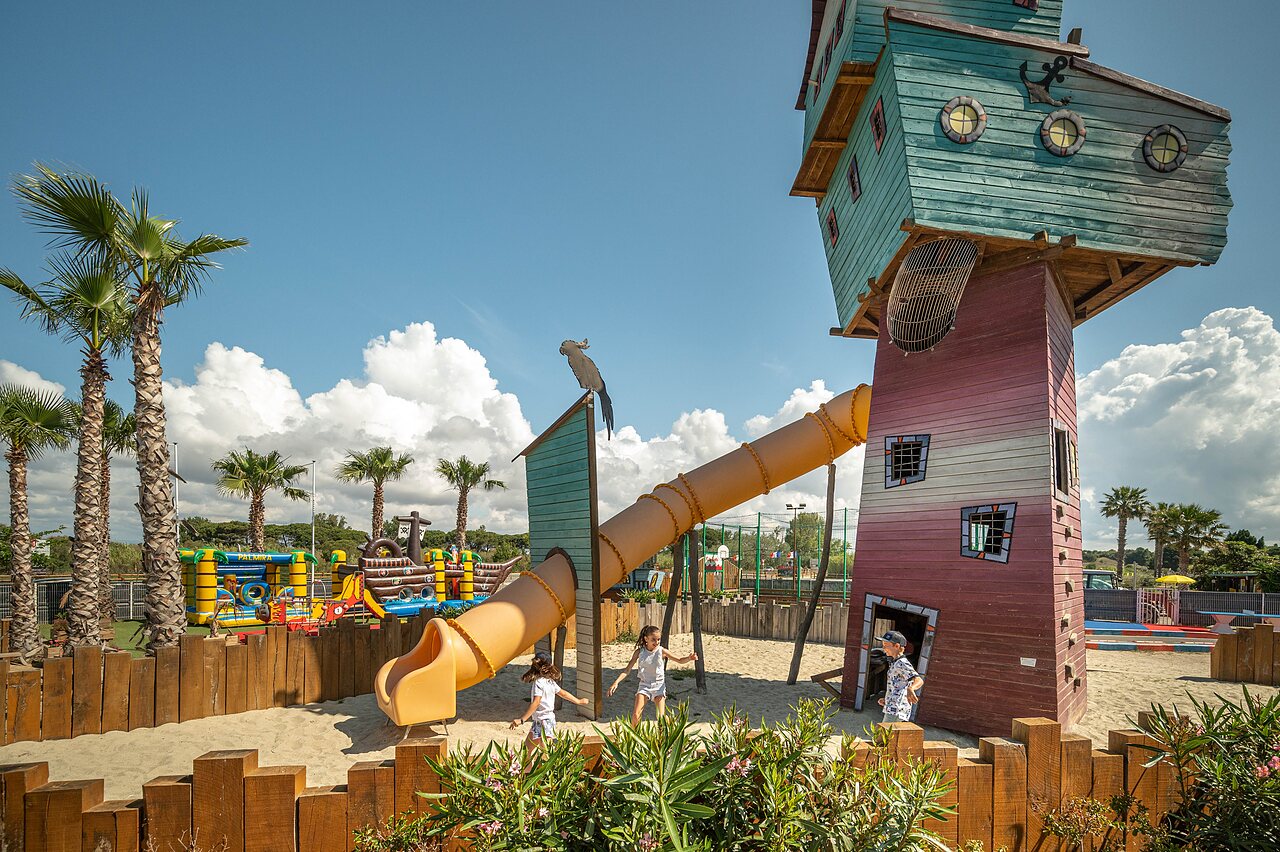 Thematischer Spielplatz, Riesenrutsche, Kinder auf dem Campingplatz CLICOCHIC Palmira Beach.
