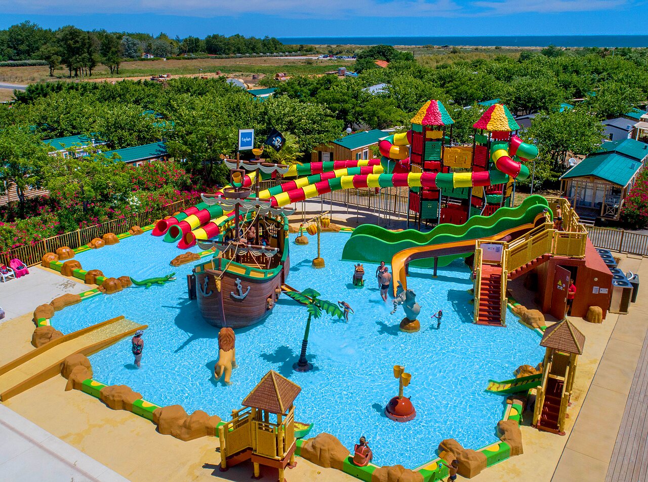 Farbenfroher Wasserpark mit Rutschen, Piratenschiff auf Camping CLICOCHIC Palmira Beach Vendres-Plage (34).