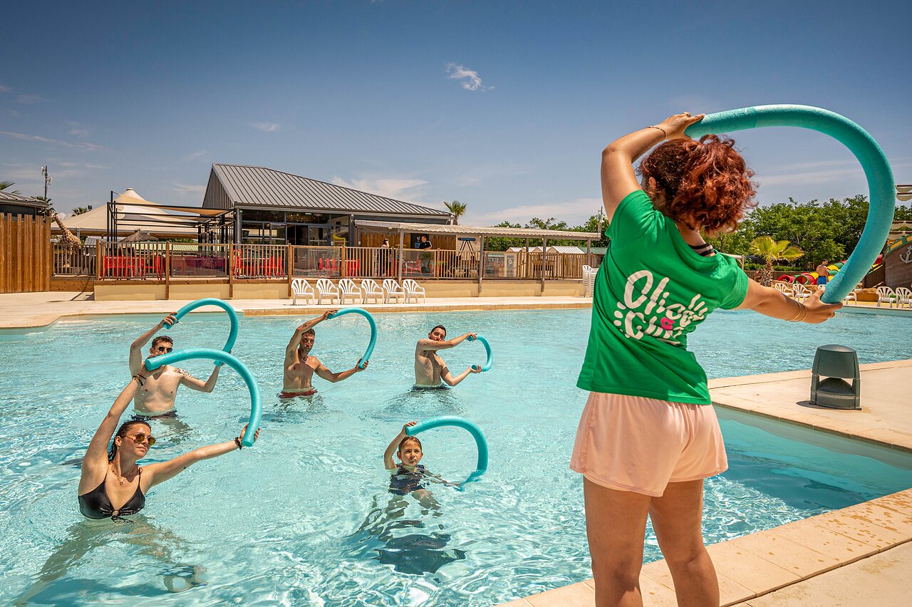 Animierter Aquagym-Kurs im Au�enpool des Campingplatzes CLICOCHIC Palmira Beach in Vendres-Plage (34).