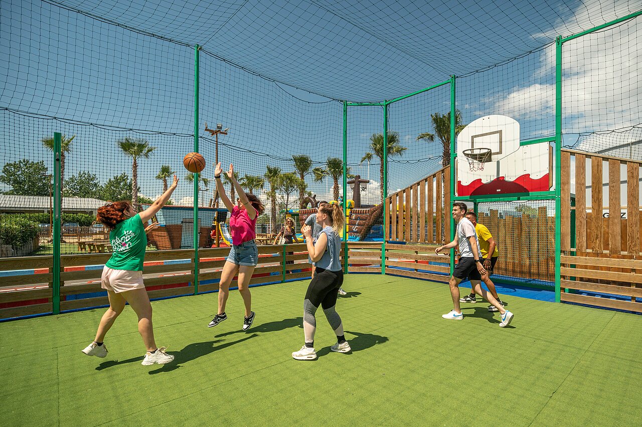 Jugendliche spielen Basketball auf eingez�untem Multisportplatz Camping CLICOCHIC Palmira Beach Vendres-Plage (34).