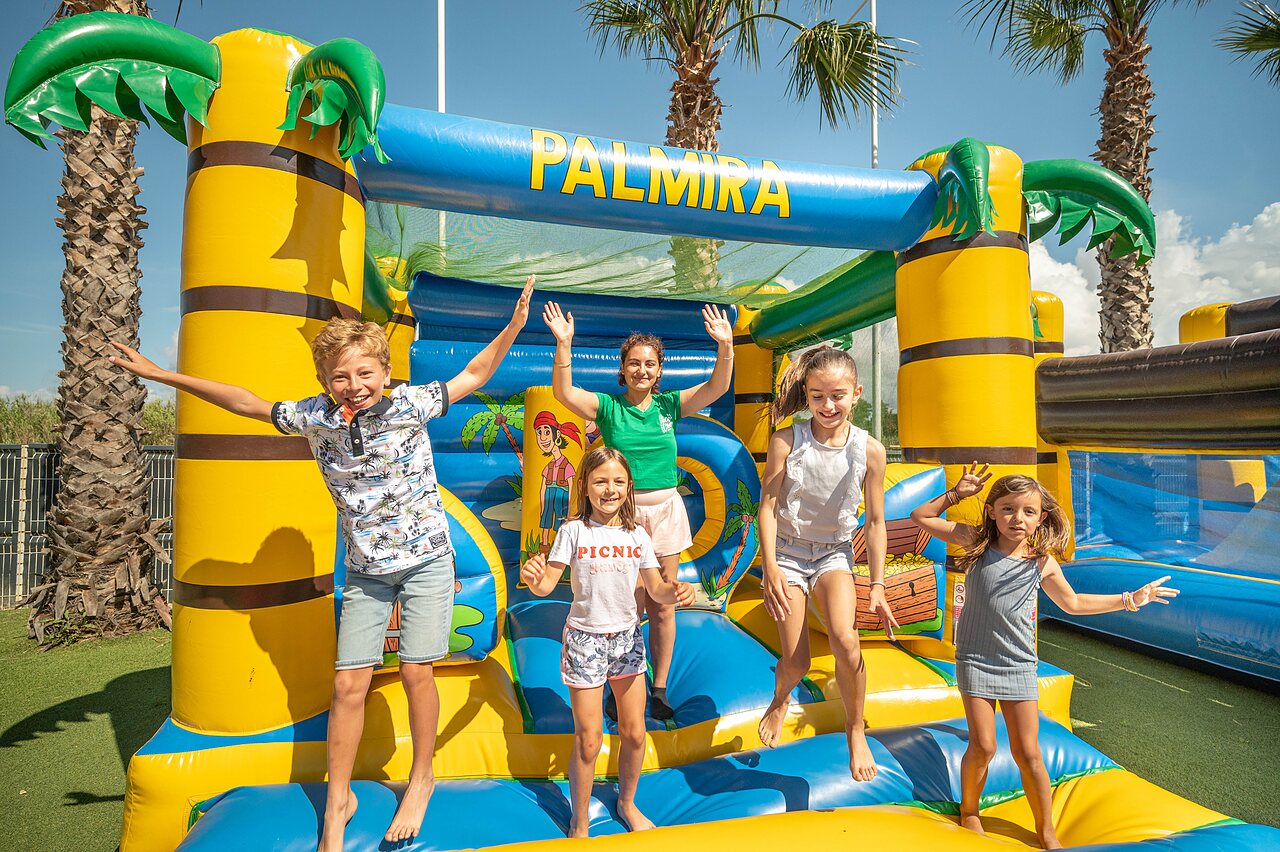 Fr�hliche Kinder springen auf H�pfburg PALMIRA auf dem Campingplatz CLICOCHIC Palmira Beach in Vendres-Plage (34).