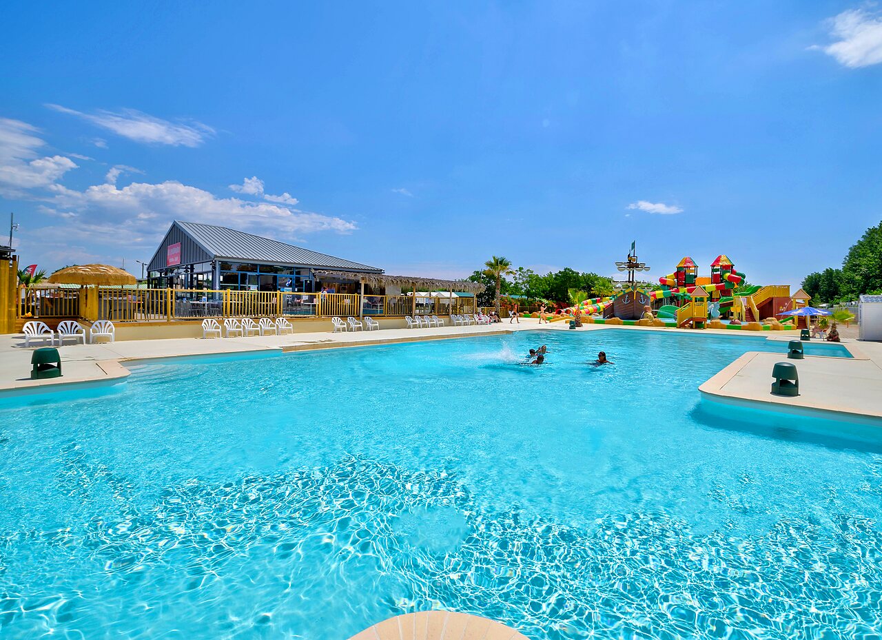 Gro�es Schwimmbad, Wasserpark mit Rutschen und Restaurant auf dem Camping CLICOCHIC Palmira Beach in Vendres-Plage (34).