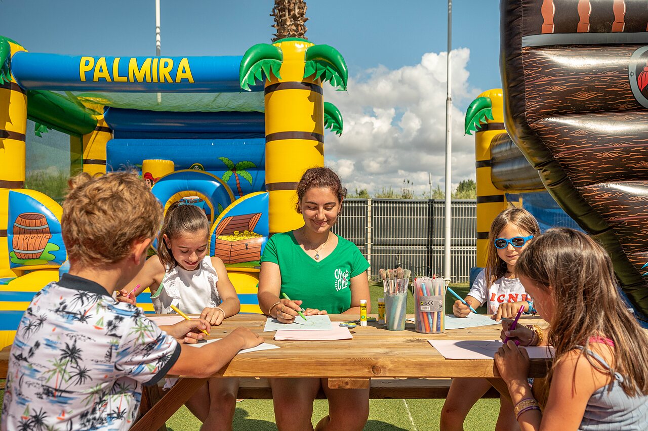 Kinderanimation und H�pfburgen auf Campingplatz CLICOCHIC Palmira Beach Vendres-Plage (34).