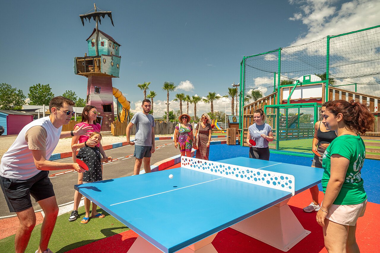 Tischtennis f�r Familien auf Campingplatz CLICOCHIC Palmira Beach, Vendres-Plage (34).