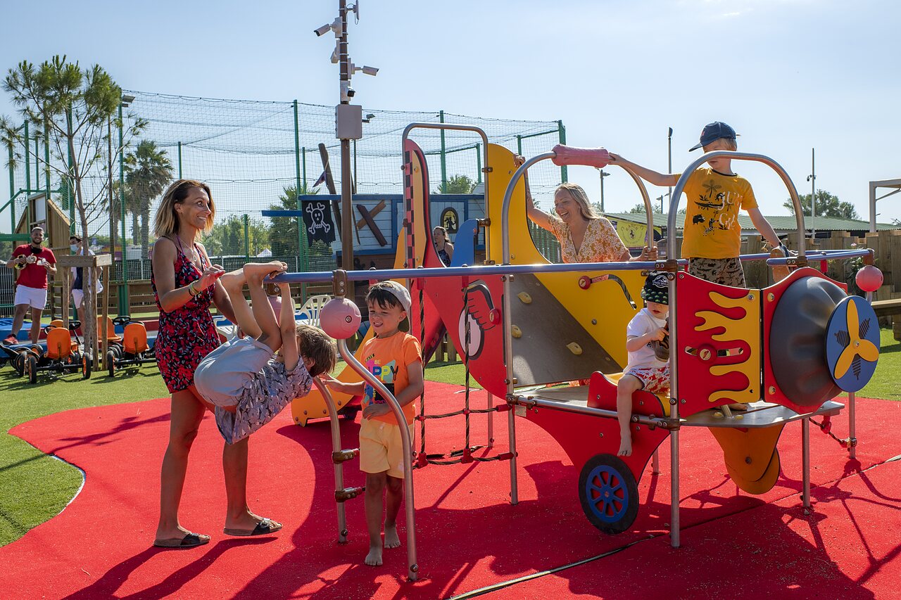 Kinder spielen auf farbenfrohem Spielplatz auf Campingplatz CLICOCHIC Palmira Beach in Vendres-Plage (34).