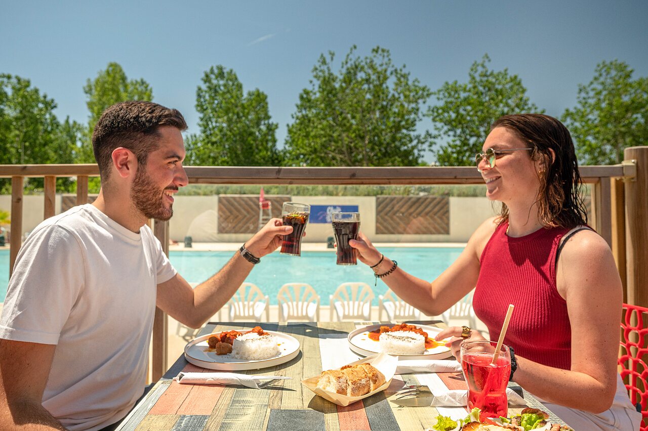 Essen auf der Terrasse auf dem Campingplatz CLICOCHIC Palmira Beach in Vendres-Plage (34).