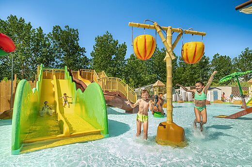 Waterglijbanen en waterspeeltuin voor kinderen op camping CLICOCHIC Palmira Beach.
