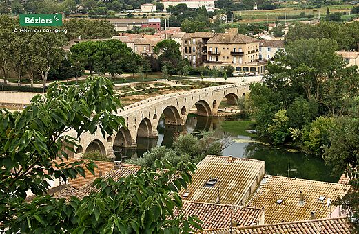 Historische Pont Vieux en rivier Orb in Béziers, Occitanië.