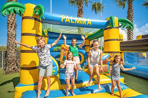 Hüpfburg für Kinder auf CLICOCHIC Palmira Beach Campingplatz, Vendres-Plage.