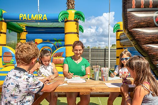 Kinderen bij animatieactiviteit, opblaasbare speeltoestellen op camping CLICOCHIC Palmira Beach in Vendres-Plage (34).